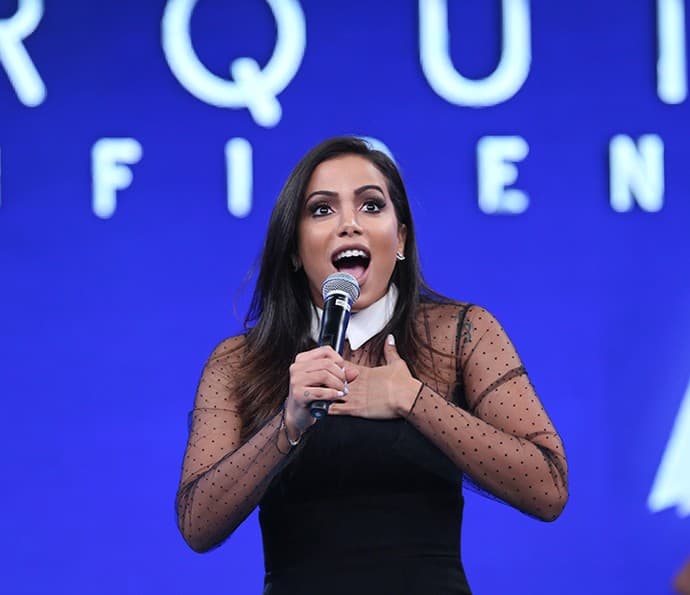Cantora Anitta é surpreendida com problema de avião e toma decisão