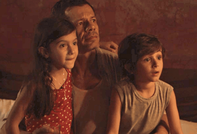 Após voltar do exterior, Luzia segue os filhos e pega os dois no flagra em Segundo Sol