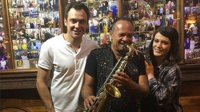 Bianca Bin e Sergio Guizé se isolam de amigos de novela e comemoram o fim da trama a sós