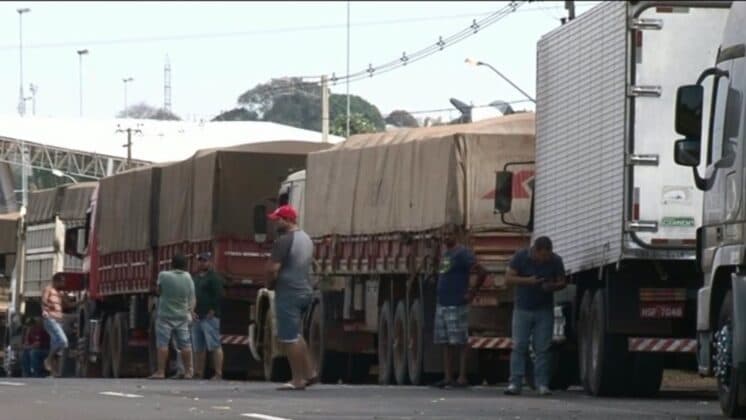 Caminhoneira faz sucesso e se torna a musa da greve
