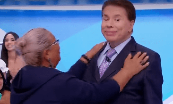 Mulher invade o palco, beija Silvio Santos e o apresentador revela: "Namorada antiga"