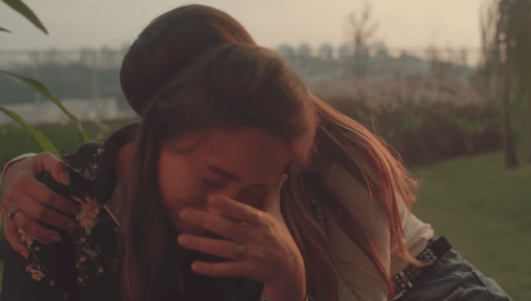 Chorando, Sabrina Sato revela que só segue com a gravidez por causa da irmã