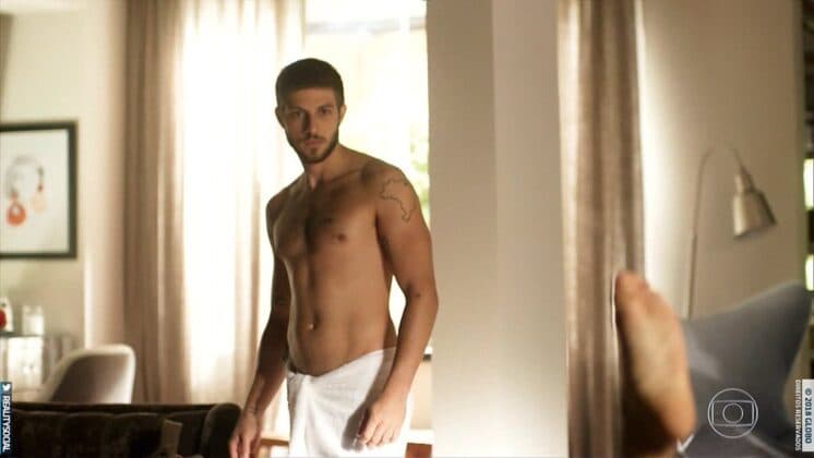 Musculoso e malhado, Chay Suede mostra tudo em cena de Segundo Sol e deixa público em polvorosa