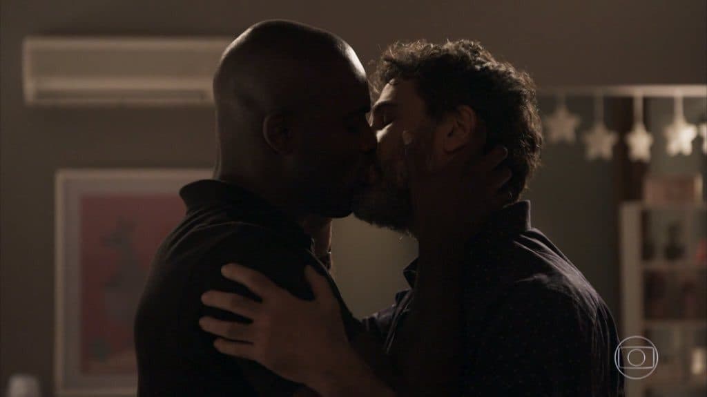 Cido (Rafael Zulu) e Samuel (Eriberto leão) se beijam em O Outro Lado do Paraíso (Foto: Reprodução)