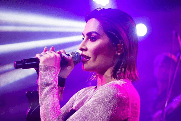 Cleo Pires é antipática e destrata imprensa em primeiro show como cantora, afirma jornalista