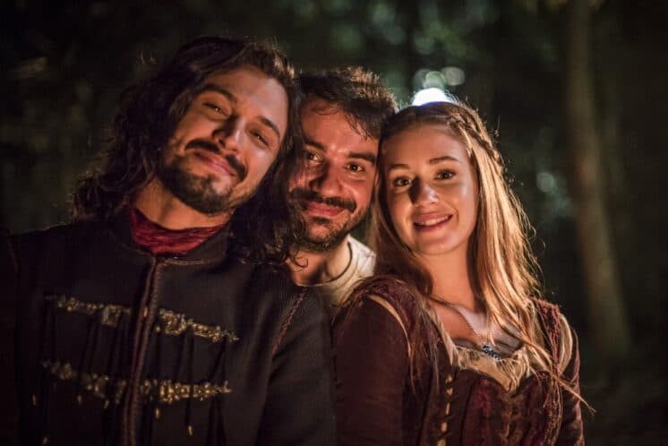 Atriz deixa o elenco de Deus Salve o Rei e é homenageada nos bastidores