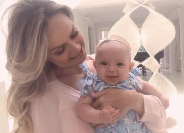 Eliana se emociona, relembra gravidez complicada e comemora aniversário de 1 ano da filha