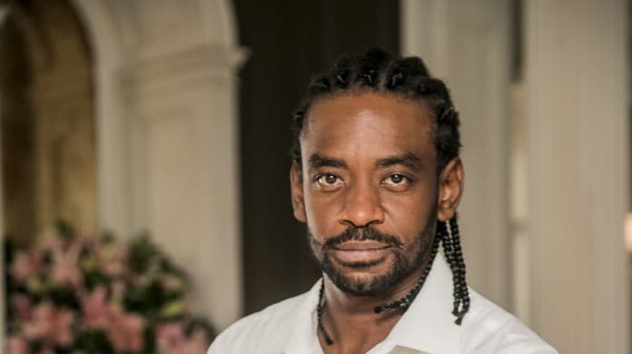 Após polêmica com “Bahia branca”, Fabrício Boliveira defende Segundo Sol: ‘A gente toca em coisas muito delicadas socialmente’