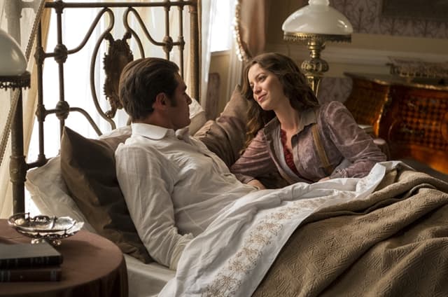 Darcy (Thiago Lacerda) e Elisabeta (Nathalia Dill) após noite de amor (Foto: Globo/Estevam Avellar)