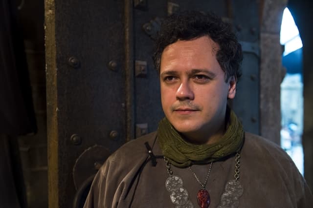 Deus Salve o Rei: Gregório se apaixona por Amália e a deixa incrédula