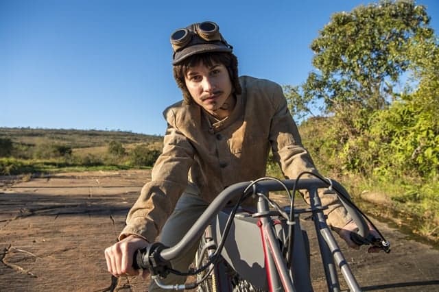 Orgulho e Paixão: Mariana se disfarça de homem para pilotar moto