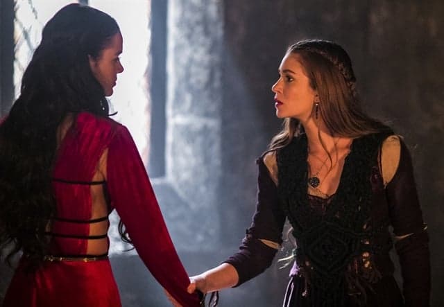 Catarina (Bruna Marquezine) e Amália (Marina Ruy Barbosa) tem embate em Deus Salve o Rei (Foto: Globo/Paulo Belote)
