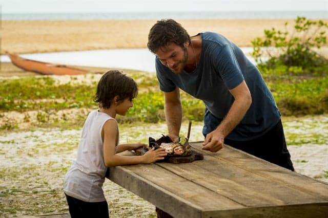 Beto (Emilio Dantas) e Ícaro (Thales Miranda) grelham e comem peixe na areia (Foto: Globo/João Cotta) Beto (Emilio Dantas) e Ícaro (Thales Miranda) grelham e comem peixe na areia (Foto: Globo/João Cotta)