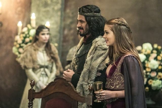 Afonso (Romulo Estrela) e Amália (Marina Ruy Barbosa) em cena de Deus Salve o Rei (Foto: Globo/Raquel Cunha) Afonso (Romulo Estrela) e Amália (Marina Ruy Barbosa) em cena de Deus Salve o Rei (Foto: Globo/Raquel Cunha)