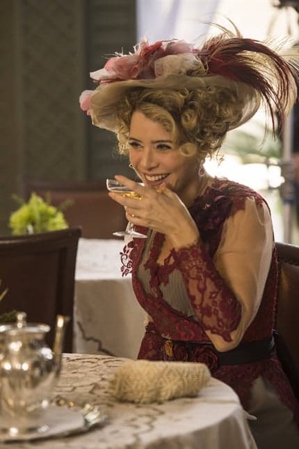 Orgulho e Paixão: Josephine se joga de escada para incriminar Cecília
