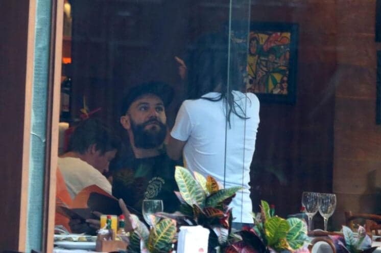 Em troca de carícias, Gleici é flagrada fazendo massagem em Wagner em restaurante no Rio
