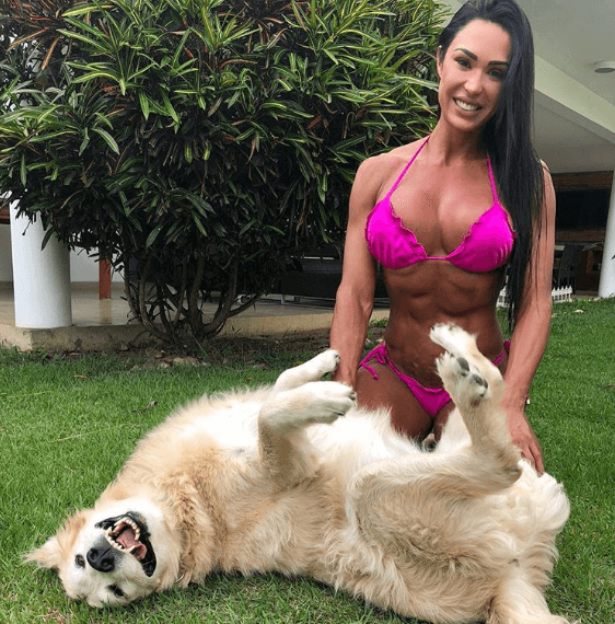De biquíni, Gracyanne Barbosa revela que cadela mudou sua vida
