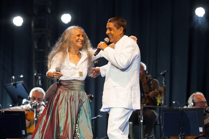 Zeca Pagodinho cai no choro durante show de Maria Bethânia