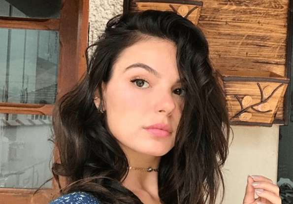 Isis Valverde surge completamente diferente em foto, diz que se casou e confunde seguidores nas redes sociais