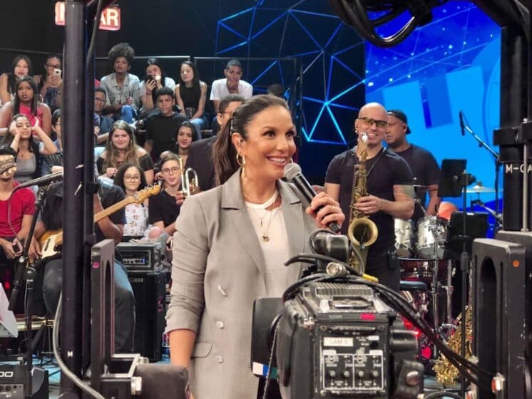 Ivete Sangalo encanta web ao mostrar opções de vestidos para o batizado das filhas