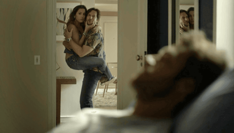 Beto vai acordar do coma e flagrar Karola com o próprio irmão em Segundo Sol
