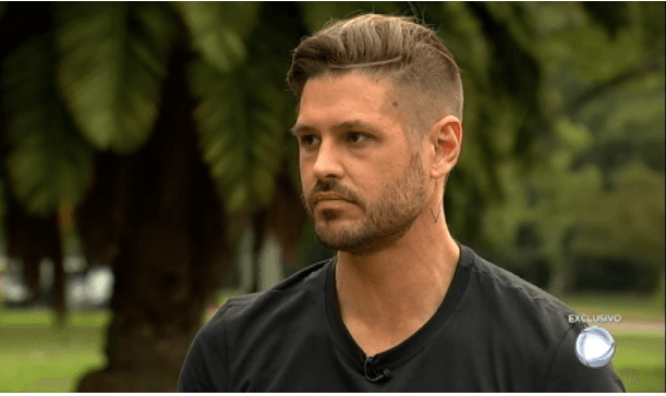 Revoltado com críticas, Dado Dolabella rebate Rafael Ilha e posta foto sem camisa; entenda