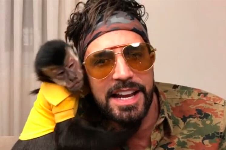 Na piscina, Latino e sua macaca se divertem e cantor declara: "Ela é bem temperamental"