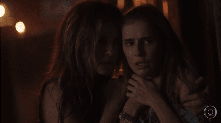Laureta (Adriana Esteves) e Karola (Deborah Secco) veem Luzia (Giovanna Antonelli) ser presa (Foto: Reprodução/Globo) Laureta (Adriana Esteves) e Karola (Deborah Secco) veem Luzia (Giovanna Antonelli) ser presa (Foto: Reprodução/Globo)