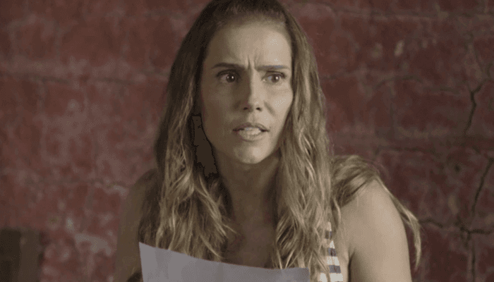 Karola (Deborah Secco) encontra certidão dos filhos de Luzia (Giovanna Antonelli) (Foto: Divulgação/Globo)