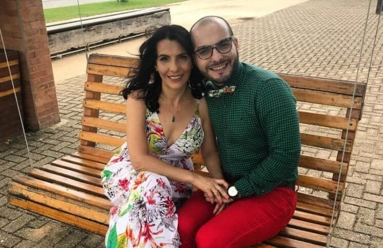 Mahmoud homenageia a mãe, desdenha do pai e dá em cima dos seguidores