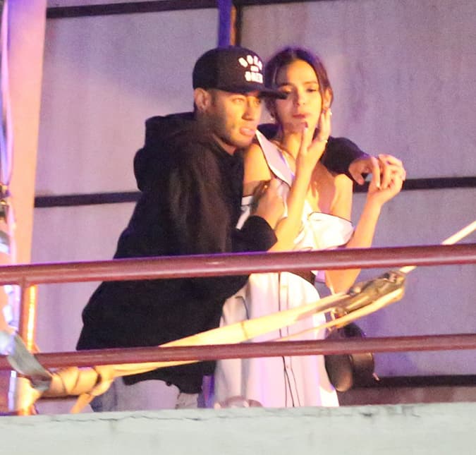 Ataque de ciúmes? Bruna Marquezine pede retirada de mulheres em camarote com Neymar