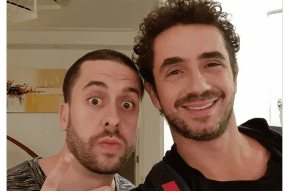 Apresentador da Globo, Felipe Andreoilli dá ''selinho'' em Mauricio Meirelles e repercute na internet