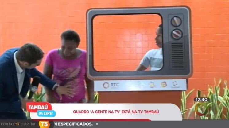 Apresentador se confunde, comete gafe e é surpreendido com resposta da entrevistada
