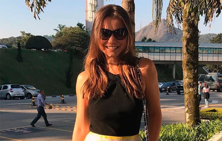 Atriz que ficou sem rumo no SBT após descobrir gravidez mostra barriguinha
