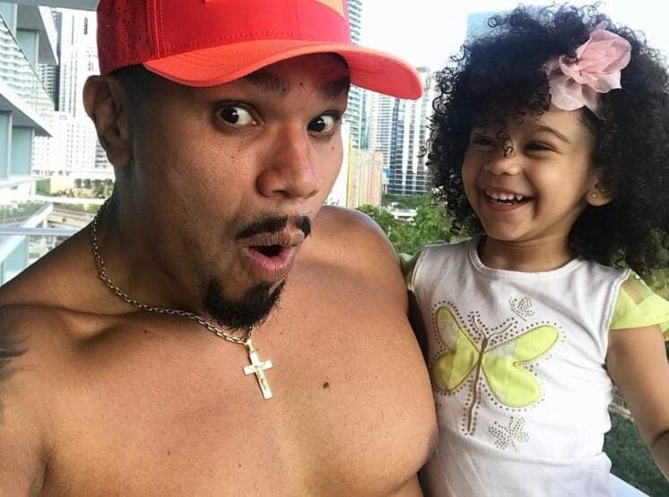 Filha de Naldo Benny rouba a cena ao cantar em aniversário do pai