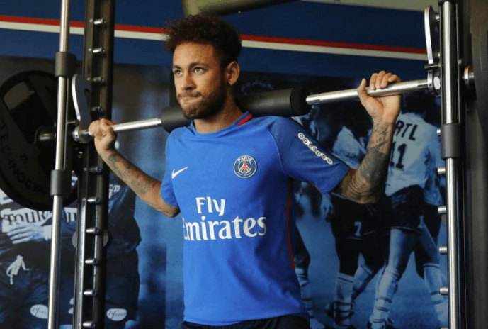 Fã surpreende e homenageia Neymar com tatuagem realista nas costas
