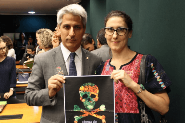 Militante, Paola Carosella vai a Brasília, posa com deputado e pede contra projeto de lei