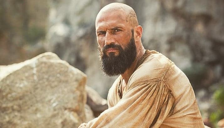 Português José Fidalgo se despede de Deus Salve o Rei, comemora trabalho e se emociona