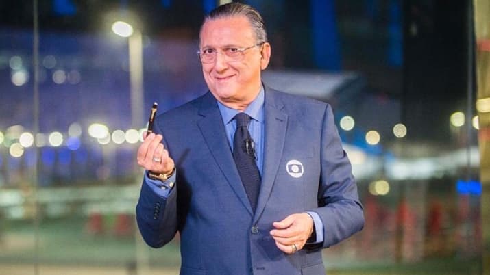 Galvão Bueno resgata passado, surge aos gritos ao lado de Pelé e emociona ao gritar "É tetra"