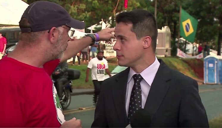 Tentando cobrir manifestação, jornalista da Record é intimidado por líder de sindicato; assista
