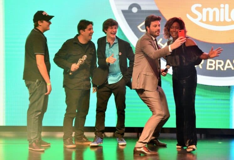 Danilo Gentili surpreende Gloria Maria e rouba beijo na boca em evento