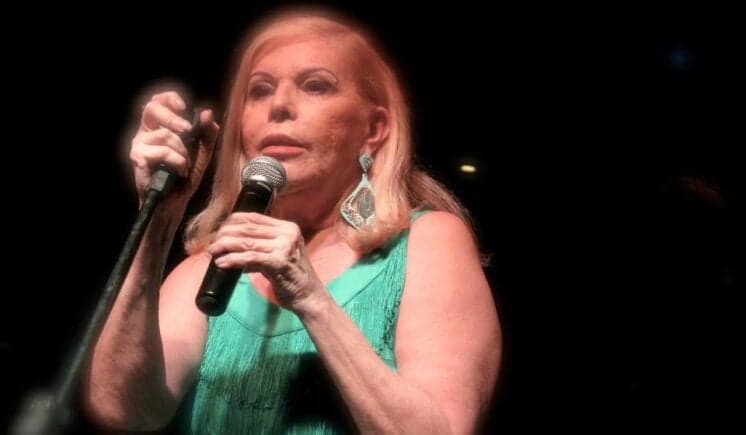 Cantora Vanusa é internada às pressas por tempo indeterminado