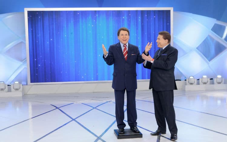 Silvio Santos exibe estátua que ganhou de Gugu (Foto: Divulgação/SBT) Silvio Santos exibe estátua que ganhou de Gugu (Foto: Divulgação/SBT)