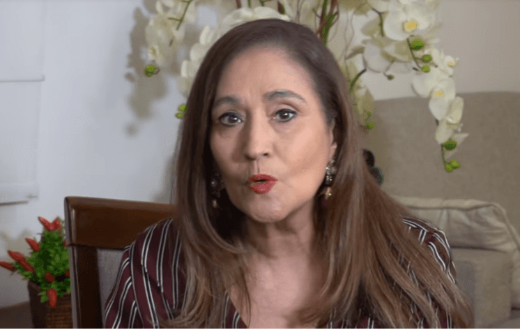 Apresentadora da RedeTV!, Sonia Abrão surge em uma maca nos Estúdios Globo