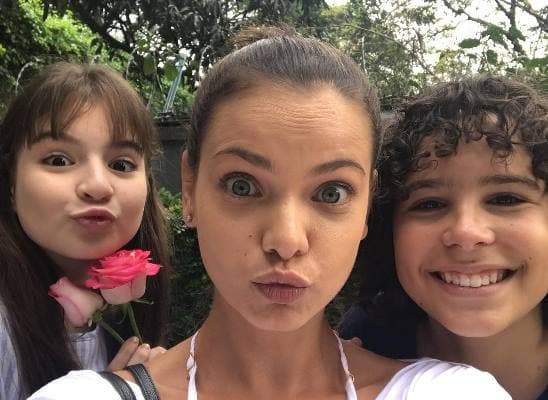 Luisa em As Aventuras de Poliana, Milena Toscano exibe barriguinha de quase 6 meses de gravidez