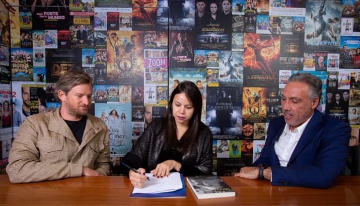 Marcia Batista, autora da biografia sobre Silvio Santos, assina venda dos direitos de adaptação, ao lado de Sandi Adamiu (à esq.) e Marcio Fraccaroli. (Foto: Mario Miranda) Marcia Batista, autora da biografia sobre Silvio Santos, assina venda dos direitos de adaptação, ao lado de Sandi Adamiu (à esq.) e Marcio Fraccaroli. (Foto: Mario Miranda)