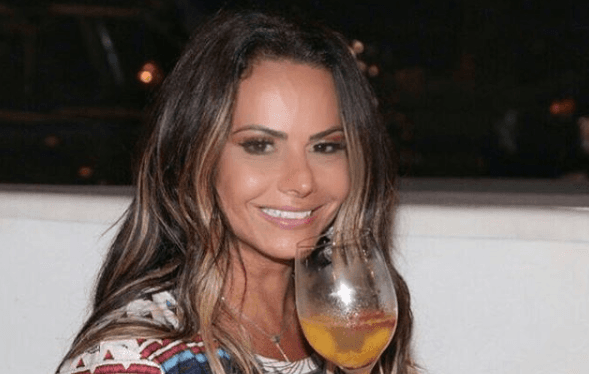 No elenco da próxima novela das nove, Viviane Araújo retorna das férias e muda o visual
