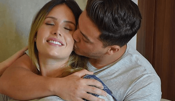 Wesley Safadão posa com a mulher grávida, revela nome do filho e faz declaração apaixonada