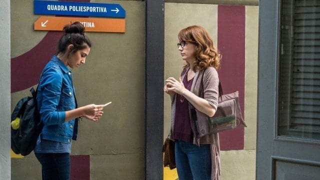 Primeira atriz trans de Malhação consegue colocar nome feminino em certidão de nascimento e comemora