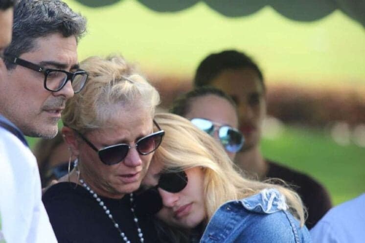 Em velório, Xuxa e Sasha se despedem pela última vez de dona Alda